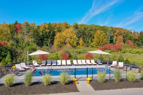7 BR/4.5 BA Estate on 5.5 acres.  1 min to Higgins Beach.  15 mins to Old Port.