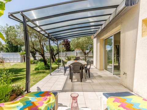 Plant, Property, Table, Furniture, Shade, Chair, Outdoor Furniture, Residential Area, Leisure, Building