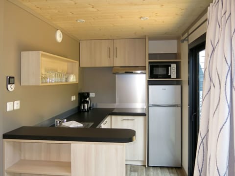 Countertop, Room, Property, Furniture, Kitchen, Cabinetry, Interior Design, Building, House, Floor