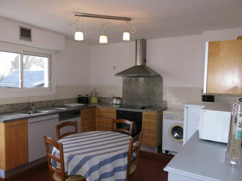 Property, Cabinetry, Countertop, Furniture, Sink, Wood, Window, Kitchen Sink, Kitchen, Interior Design