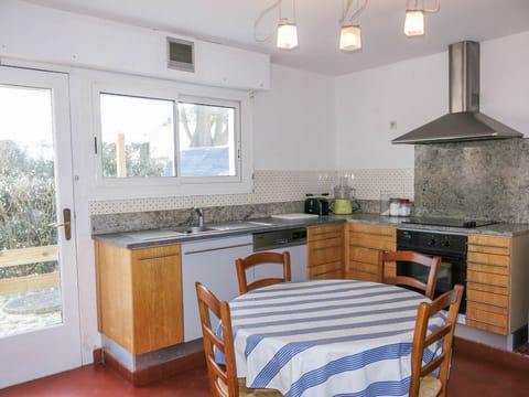 Cabinetry, Kitchen Sink, Countertop, Sink, Property, Tap, Furniture, Window, Wood, Interior Design