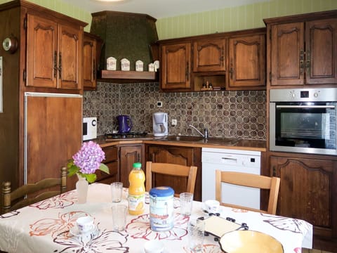 Countertop, Cabinetry, Room, Kitchen, Furniture, Property, Interior Design, Building, Kitchen Stove, House