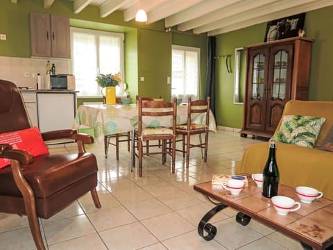 Table, Property, Furniture, Picture Frame, Window, Wood, Architecture, Interior Design, Bottle, Houseplant