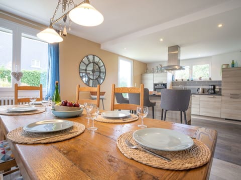 Table, Furniture, Tableware, Dishware, Window, Chair, Building, Wood, Lighting, Plant