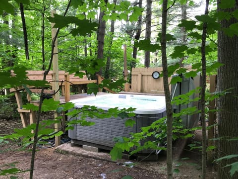 Hot tub available to all our guests. Sign up for 1 hour private usage at Office.