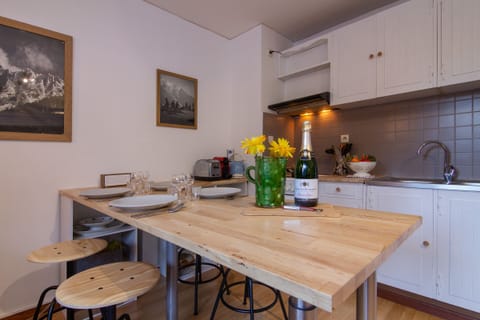 Complete dining set for 4