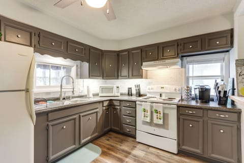 Kitchen | Dining Table | Dishes & Flatware Provided