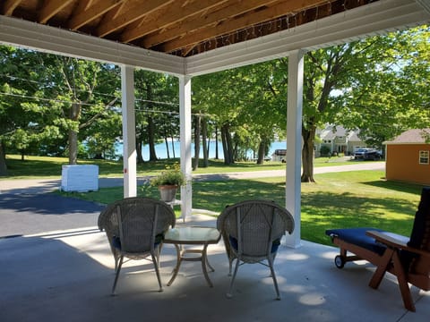 Beautiful Lake Erie view from covered porch. Small beach 2 blocks away.