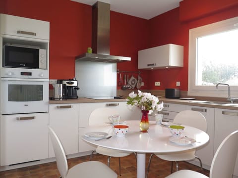 Room, Furniture, Property, Kitchen, Interior Design, Countertop, Cabinetry, Major Appliance, Building, Kitchen Stove