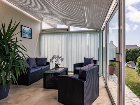 Plant, Property, Furniture, Houseplant, Interior Design, Shade, Flooring, Floor, Living Room, Comfort