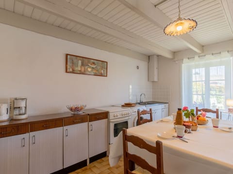 Cabinetry, Furniture, Countertop, Property, Table, Window, Wood, Interior Design, Kitchen, Floor