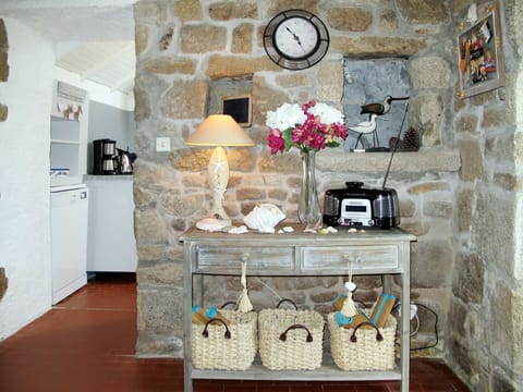 Shelf, Room, Wall, Interior Design, Furniture, Building, Floor, Shelving, Material Property, Table