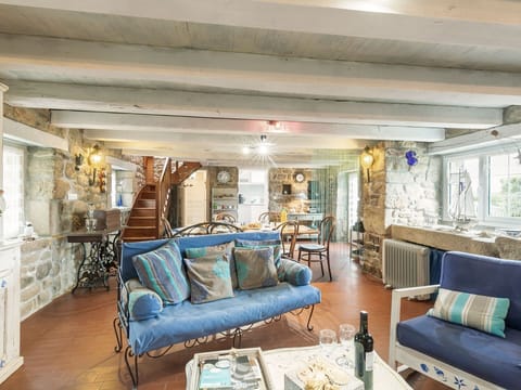 Sky, Plant, Building, Daytime, Property, Window, Tree, Architecture, Urban Design, Leisure