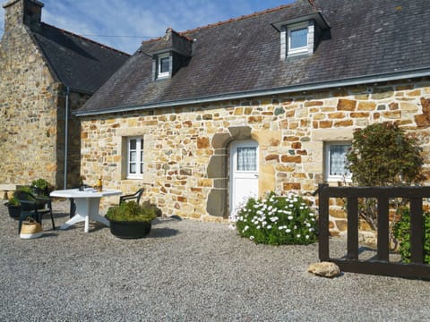 Plant, Building, Window, Property, Sky, Road Surface, Cloud, Flowerpot, Land Lot, House