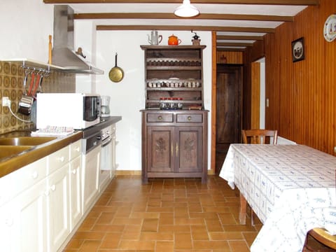 Room, Property, Furniture, Countertop, Kitchen, Cabinetry, Building, Floor, Interior Design, House