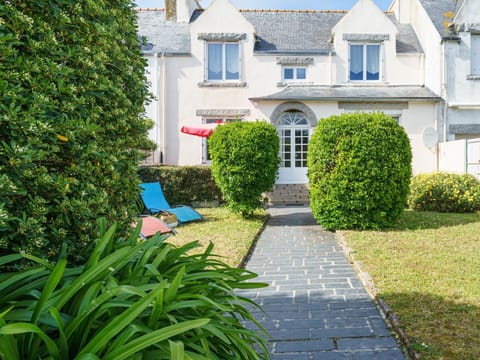 Plant, Property, Window, Green, Building, House, Vegetation, Architecture, Grass, Sky