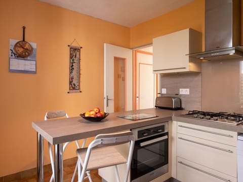 Property, Furniture, Cabinetry, Wood, Kitchen Stove, Kitchen Appliance, Interior Design, Orange, Exhaust Hood, Table