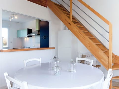 Table, Property, Furniture, White, Building, Chair, Wood, Interior Design, Floor, Wall