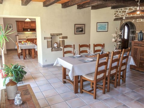 Plant, Picture Frame, Furniture, Table, Building, Flowerpot, Wood, Houseplant, Lighting, Flooring