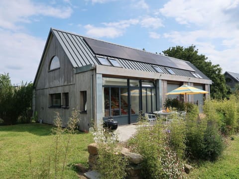 Plant, Cloud, Sky, Building, Window, Property, House, Land Lot, Tree