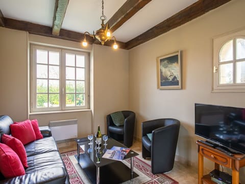 Furniture, Property, Table, Couch, Picture Frame, Window, Building, Wood, Comfort, Interior Design