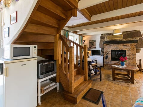 Property, Furniture, Cabinetry, Wood, Lighting, Television, Interior Design, Floor, Flooring, Home Appliance