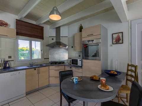 Plant, Furniture, Building, Property, Table, Chair, Shade, Window, Interior Design, Lighting