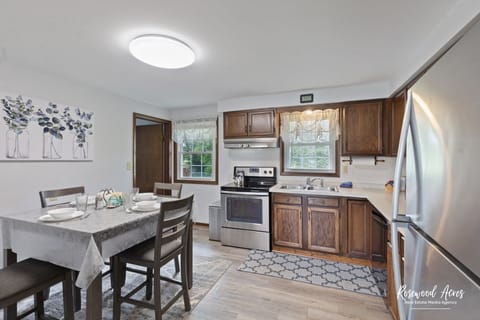 Eat-in Kitchen with all your cooking and eating utensils provided