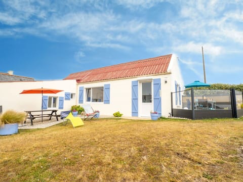 Cloud, Sky, Plant, Building, Ecoregion, Window, Land Lot, House, Flowerpot, Grass