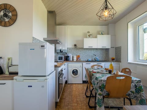 Kitchen Appliance, Kitchen, Interior Design, Furniture, Major Appliance, Flooring, Countertop, Ceiling, Wood, Floor