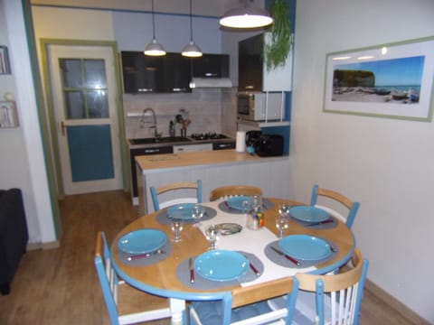 La salle à manger: 8 personnes peuvent se réunir autour de la table.