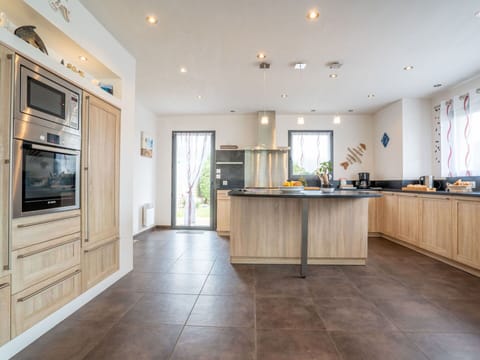 Plant, Property, Countertop, Cabinetry, Houseplant, Building, Lighting, Wood, Interior Design, Wood Stain