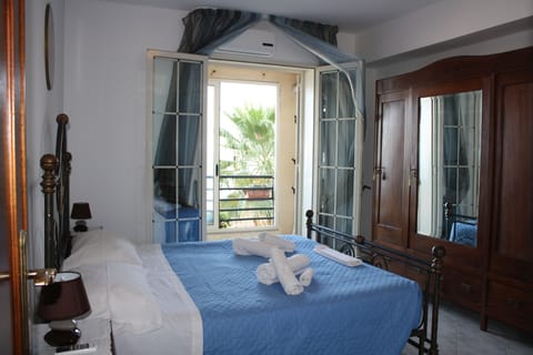 2 bedrooms, in-room safe, iron/ironing board, free WiFi