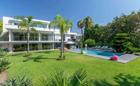 garden and swimming pool