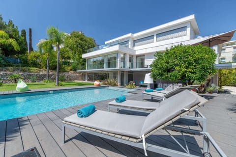 garden and swimming pool