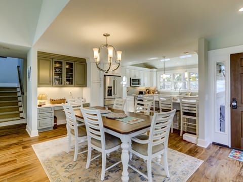 Dining Table with Seating for Six at 47 Lands End