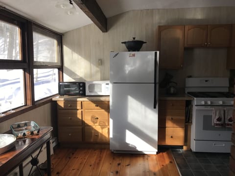 kitchen- oven, fridge and plenty of drawer space 