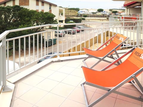 Building, Property, Outdoor Furniture, Wood, Tree, Plant, Sky, Urban Design, Floor, Leisure