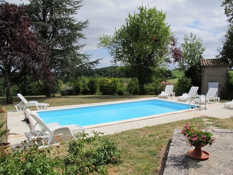 Plant, Cloud, Water, Sky, Building, Swimming Pool, Tree, Chair, Outdoor Furniture, Shade