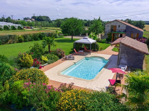 Plant, Water, Cloud, Sky, Building, Nature, Tree, Swimming Pool, Flower, Grass
