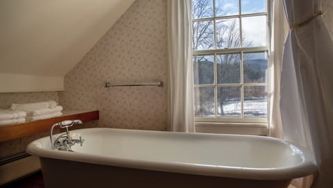 Deep claw foot tub overlooking river. Towels provided. 