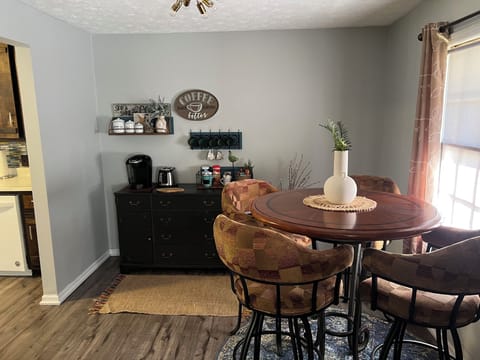 DINING ROOM W/COFEE BAR