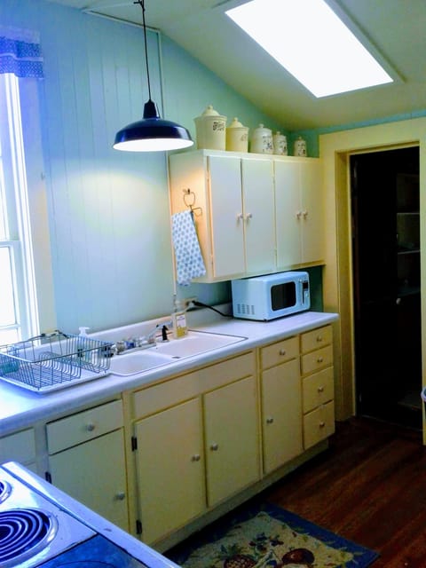 Charming "grandma's kitchen". There is a 2-burner electric stove & toaster oven