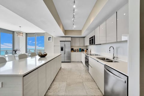 Large Gourmet Kitchen