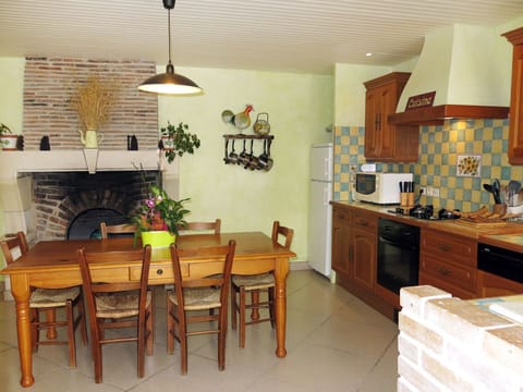 Room, Furniture, Property, Interior Design, Countertop, Dining Room, Kitchen, Building, Cabinetry, Floor