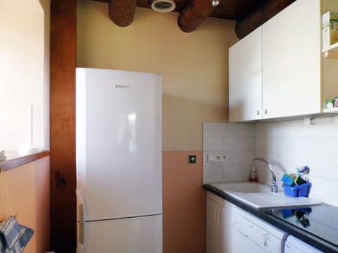 Kitchen Sink, Cabinetry, Sink, Tap, Home Appliance, Kitchen Appliance, Floor, Major Appliance, Flooring