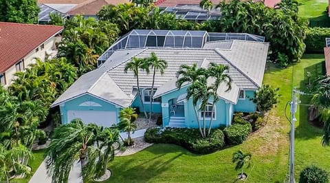 A little slice of  paradise walkable to  many restaurants, shops and the beach