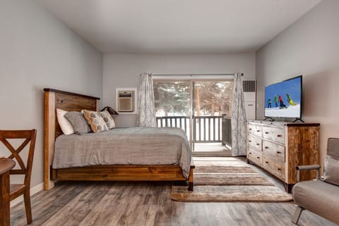 Prospector Lodge 814: Studio condo with Queen bed