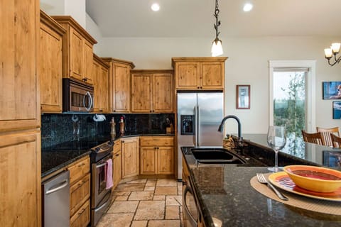 Kitchen (Main level)