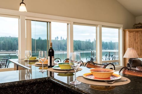 Situated right on the shores of Siltcoos Lake, Vista Point Lake House offers something for everyone and is designed for connection and comfort.